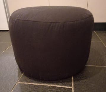 Zwarte poef