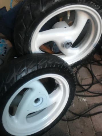 Gezocht!! Peugeot vivacity banden + velgen