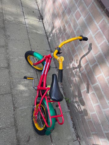Gratis Kinderfietsje Rood/Geel/Groen met Zijwieltjes