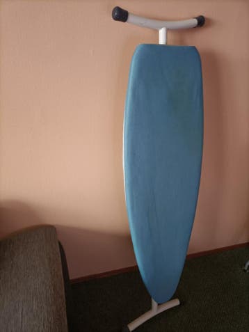 Strijkplank met blauwe hoes