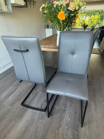 4 eetkamer stoelen