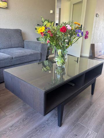 Moderne salontafel met glazen blad en opbergruimte