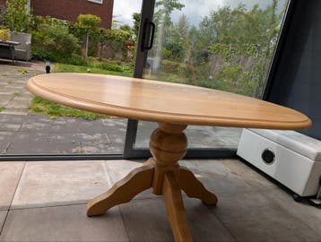Gratis af te halen: Blank eiken ovale tafel met kringen