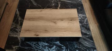Moderne salontafel met houtlook blad en zwart onderstel