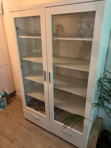 **GRATIS** Witte vitrinekast met glazen deuren en lades