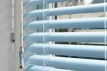 Gezocht stevige 50mm brede aluminium Luxaflex  jaloezieën