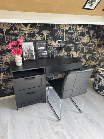 Zwart bureau/kaptafel met lades en bijpassende stoel