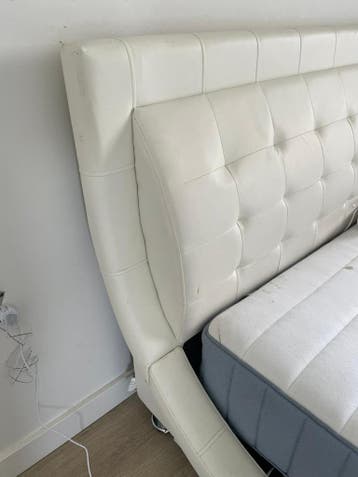 Gratis Tweepersoonsbed met Leerachtig Frame en Matras