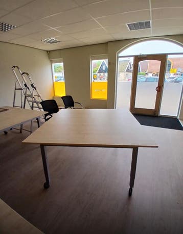 Grote tafel in hoogte verstelbaar op wieltjes