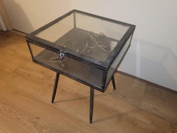 Bijzettafel/vitrinekastje doorzichtig blad/decoratieruimte