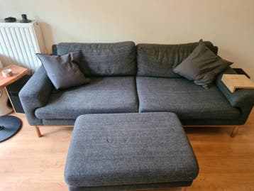 Comfortabele 2-zitsbank met poef - Grijs stof