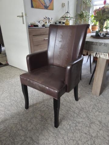 4 bruine stoelen met motief gratis op te halen