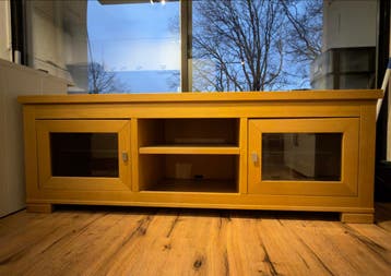 Mooi en functioneel TV-meubel met glazen deuren