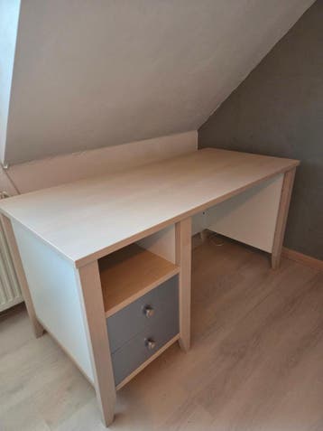Modern bureau met lades en opbergruimte