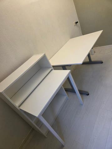 Wit bureau met opbergruimte en tekentafel