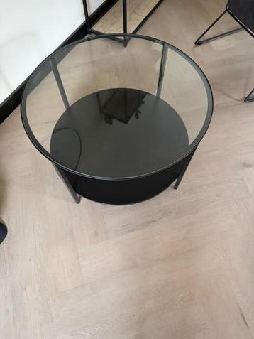 ronde salontafel met glazen blad en metalen frame