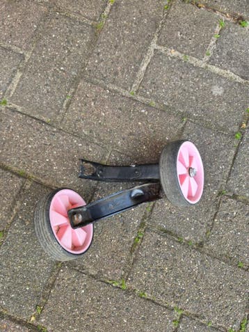 Roze kinderfiets met zijwieltjes