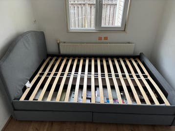 Tweepersoonsbed met lattenbodem en opbergruimte