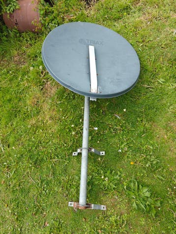 Triax schotelantenne met paal - Gebruikt