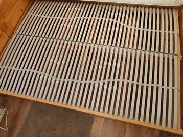 Houten tweepersoonsbed met lattenbodem en matras