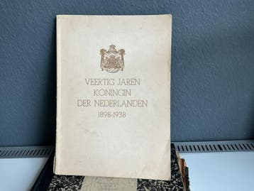 Oud boek over koningin der nederlanden
