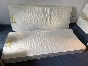 Gratis af te halen: Twee Eastborn anti-allergische matrassen