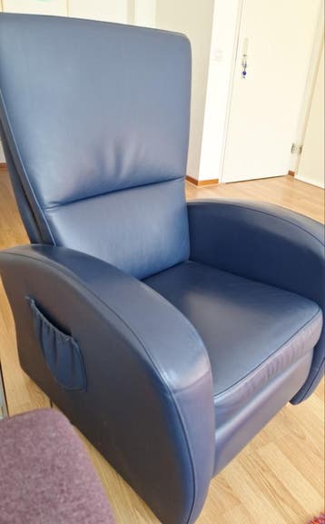 Comfortabele blauwe relaxfauteuil met afstandsbediening