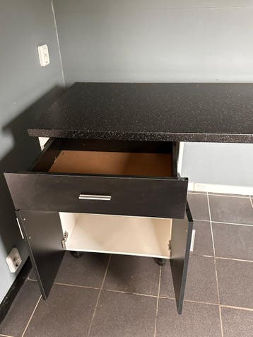 Keukenblokje 147x62cm met lade en kastjes