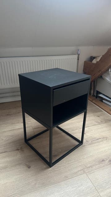2 zwarte IKEA nachtkastjes
