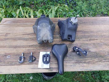[GRATIS] Benzine tank, fietsonderdelen, derailleur, pedalen