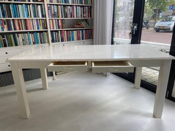 Gratis eettafel met lades. Wit gelakt hout. 180x90 cm.