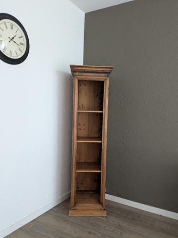 Smalle houten boekenkast met 4 planken