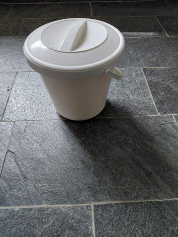 Witte luieremmer met deksel en handgreep