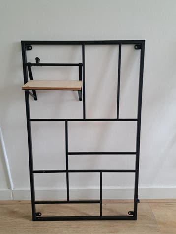 Zwart metalen wandrek met houten plankje
