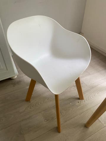 GERESERVEERD Gratis witte kuipstoel 1 stuk