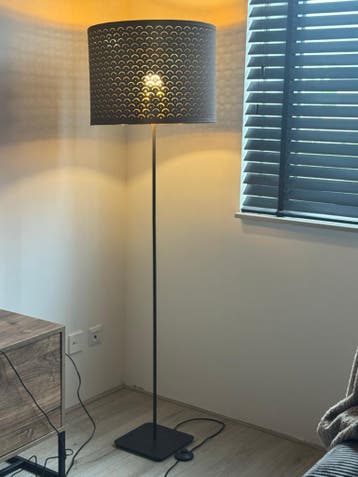 IKEA staande lamp met zwarte lampenkap