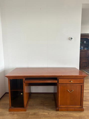GRATIS - Klassiek houten bureau met opbergruimte