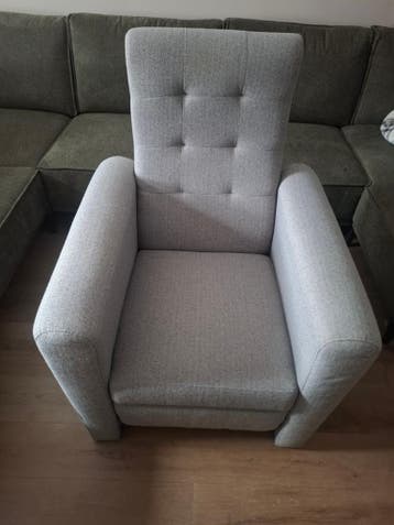 Comfortabele grijze fauteuil met relaxfunctie