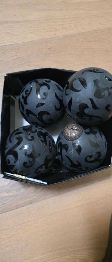 Set van 4 kerst  ballen, zwart met patroon