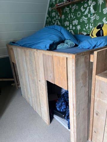 Half hoog slaper steiger hout met traptje