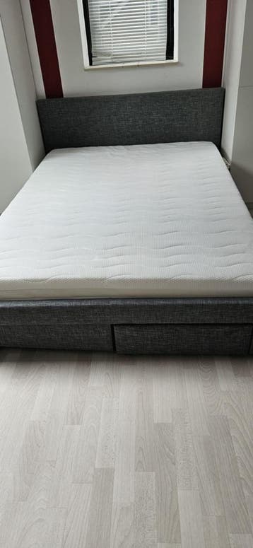 Tweepersoonsbed met opberglades en matras