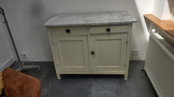 gratis, vintage kastje met marmeren blad