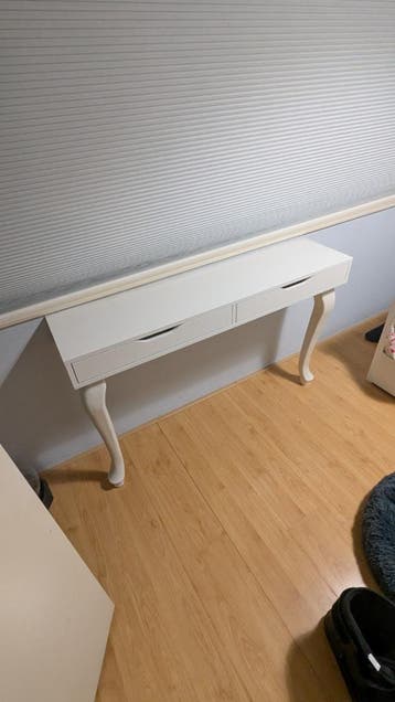 Witte sidetable met 2 lades en sierlijke poten