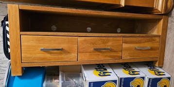 Gratis: TV-kastje, salontafel en 2 kastjes