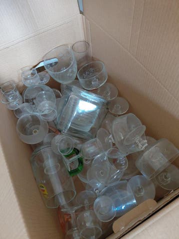 Diverse dozen met glazen, potten en andere huisraad