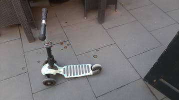 Step met defect achterwiellager en rem, inclusief helm XS