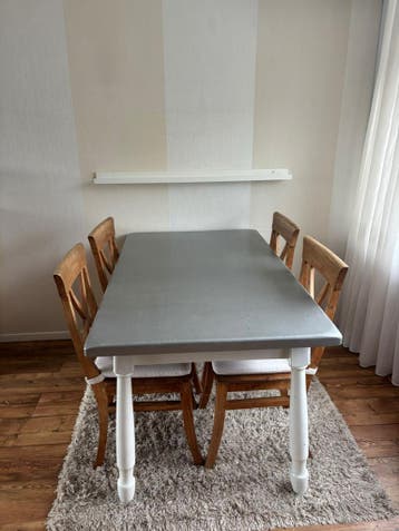 Eettafel met 4 stoelen. Gratis afhalen