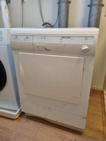 Gratis Whirlpool wasdroger, oudje maar werkt nog