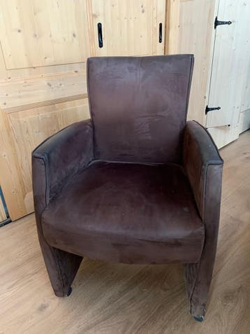 2 suede stoelen op wieltjes en flexibele rugleuning