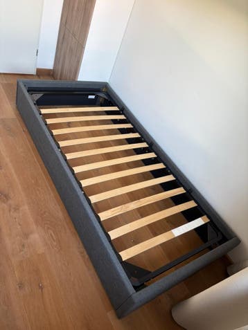 Eenpersoonsbed frame (donkergrijze stof) + lattenbodem